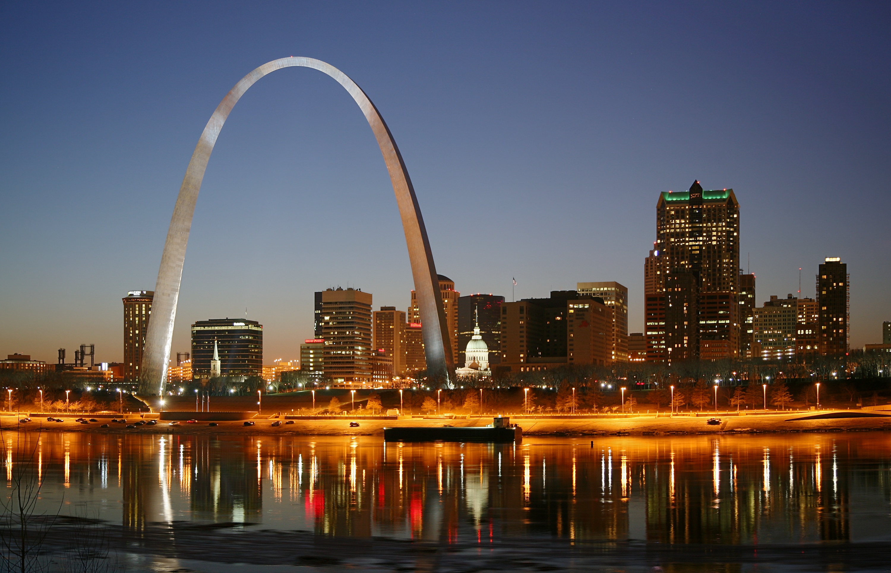 The gateway arch in st louis is lit up at night.